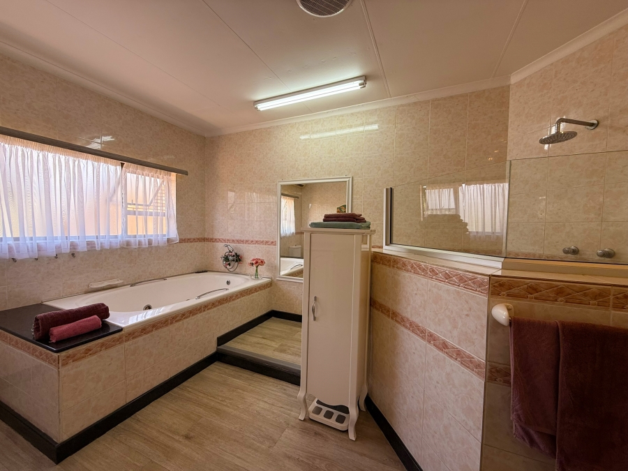 6 Bedroom Property for Sale in Van Der Hoff Park North West